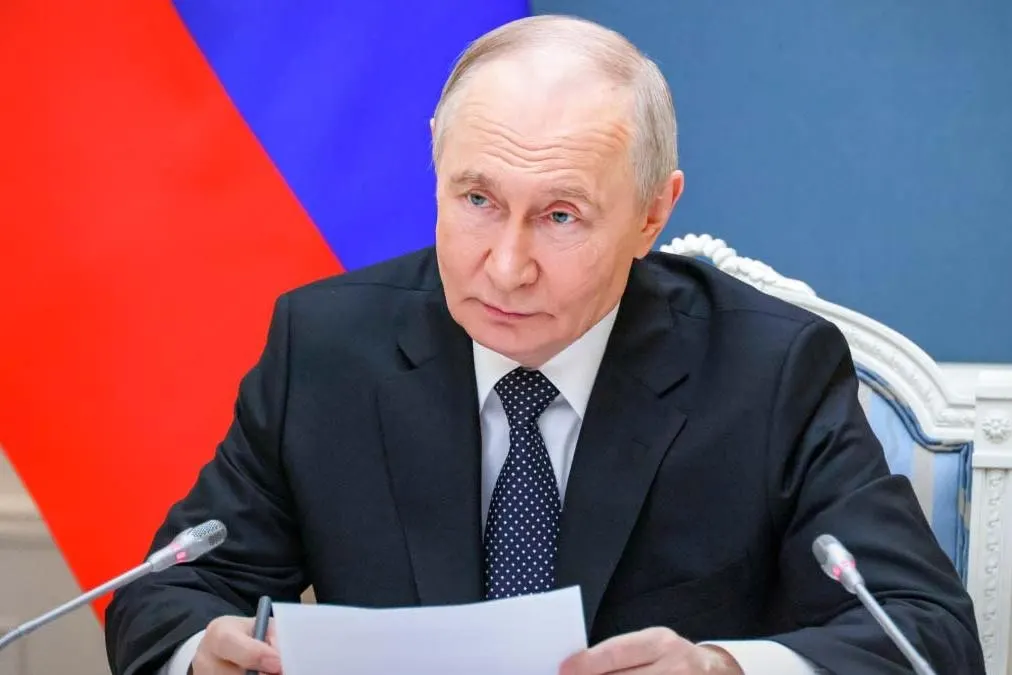 Указ расширяет действие постановления о временном порядке расчетов с иностранными кредиторами: прекращение выплат теперь может касаться и банковских депозитов нерезидентов из признанных в России «недружественных» государств. Документ вступил в силу 1 июня 2026 года.