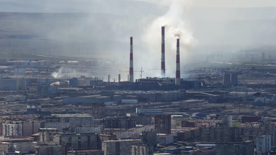 По официальным данным, в мае объёмы промышленного производства сократились на 0,7% в годовом выражении; особенно сильно пострадали нефтепереработка и металлургия, правительство пересмотрело прогноз роста в сторону понижения.