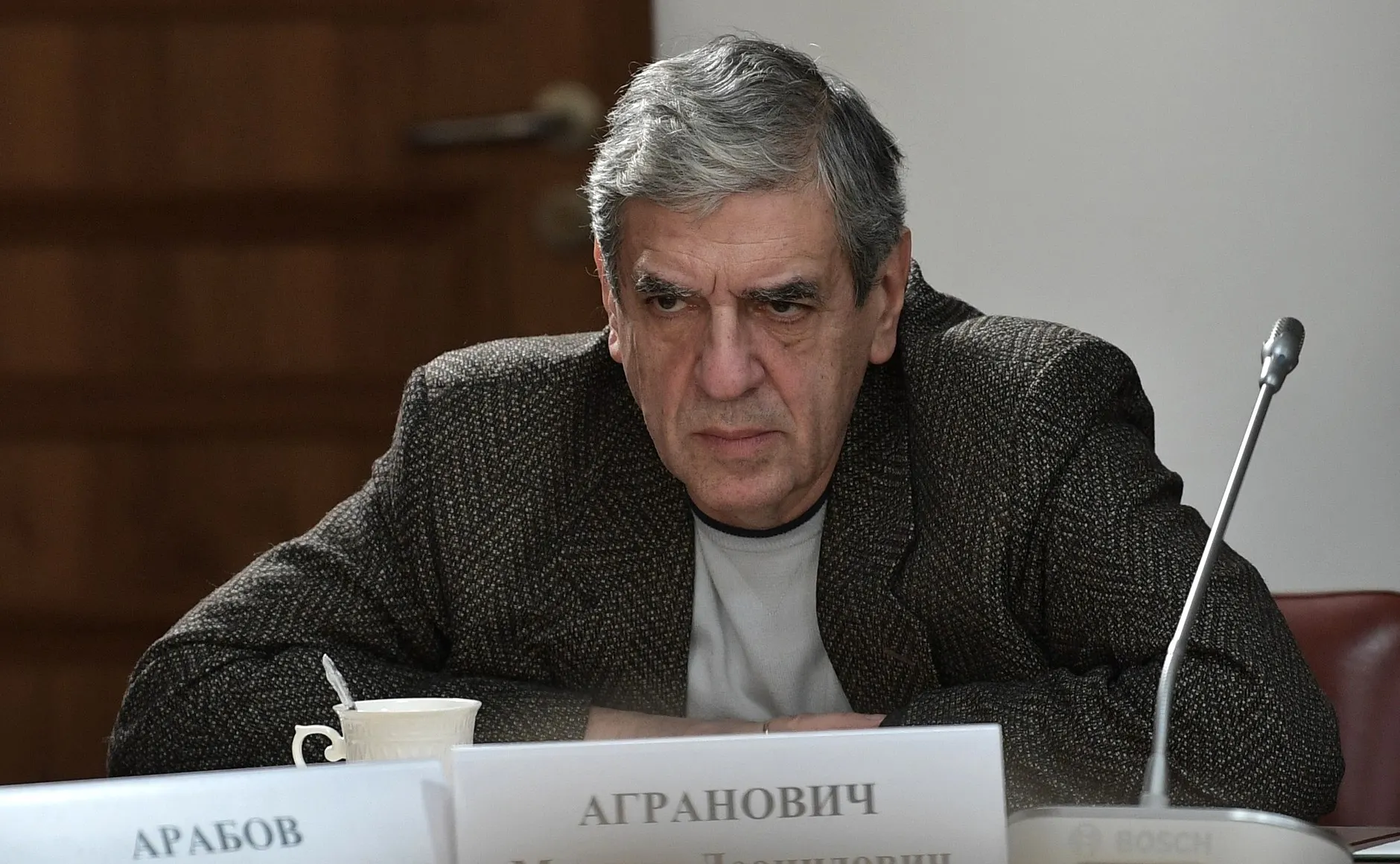 Операторский факультет ВГИК объявил набор в специальную группу: бесплатное обучение с 2027 года предлагают тем, кто подпишет годовой контракт с Минобороны для службы в войсках беспилотных летательных аппаратов. Обещают общежитие, статус ветерана и льготы, но юристы предупреждают о сомнительных гарантиях увольнения.