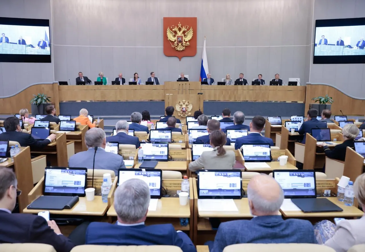 Анализ законопроектов показывает: правительские инициативы проходят заметно чаще депутатских — около 84% против примерно 25%, президентские почти всегда принимают. Это смещает фокус наблюдения за будущими правилами на повестку кабинета министров.