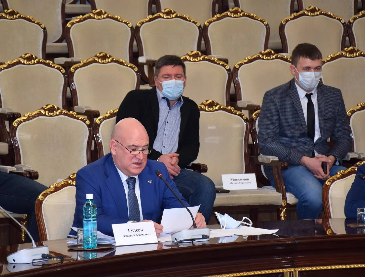 Дмитрий Тулеев, выдвинутый по списку «Единой России», в декларации за 2025 год указал доход 5,40 руб., на счетах — 90,6 тыс. руб.; ранее он возглавлял федеральное учреждение «Сибуправтодор».