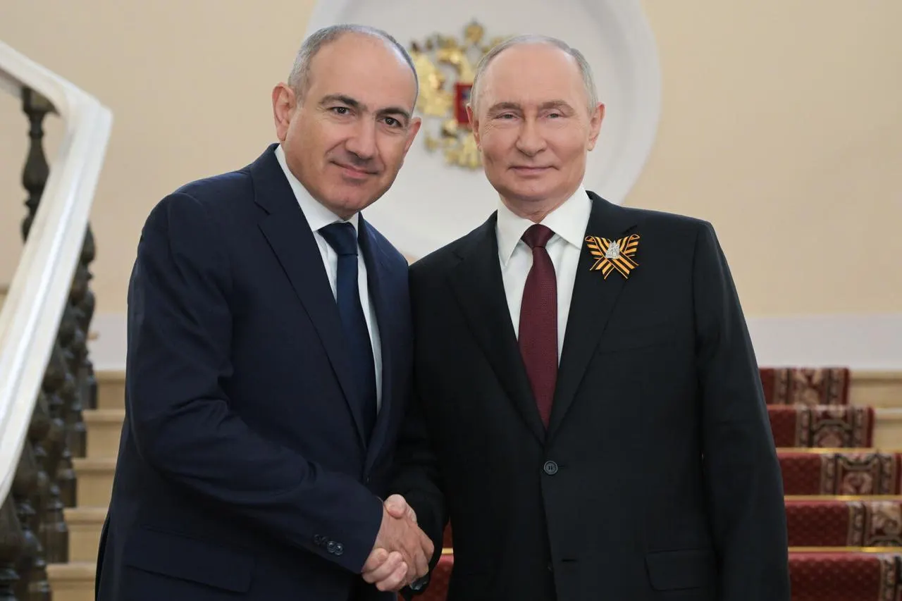 Премьер-министр Армении призвал российских коллег отменить запреты на импорт армянской продукции, отметив, что ограничения противоречат двусторонним соглашениям и нормам ЕАЭС. Под запретом — цветы, фрукты, овощи и молочная продукция; ЦБ Армении предупредил о риске потери до 2% ВВП.