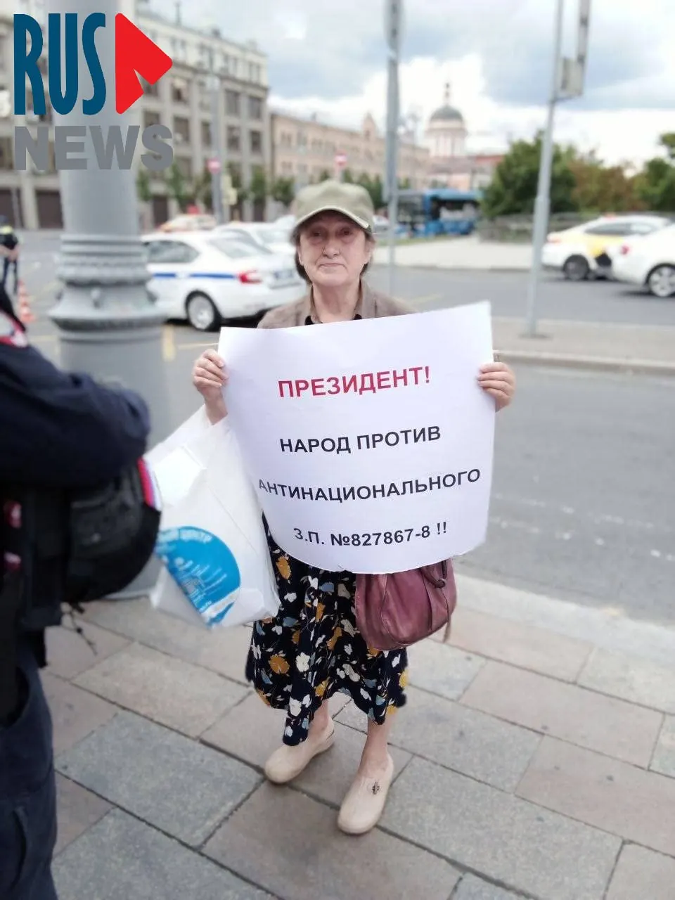На Старой площади задержали Наталью Шамину, вышедшую в одиночный пикет против законопроекта о передаче регионам права исключать объекты из госреестра памятников. Градозащитники предупреждают о риске массовых сносов в интересах застройщиков.