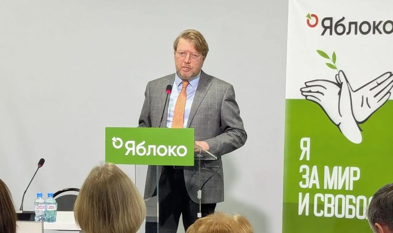Верховный суд оставил в силе решение Выборгского районного суда Санкт‑Петербурга о штрафе председателю «Яблока» Николаю Рыбакову за пост с фотографией Алексея Навального; партия намерена обжаловать это решение в Конституционном суде.