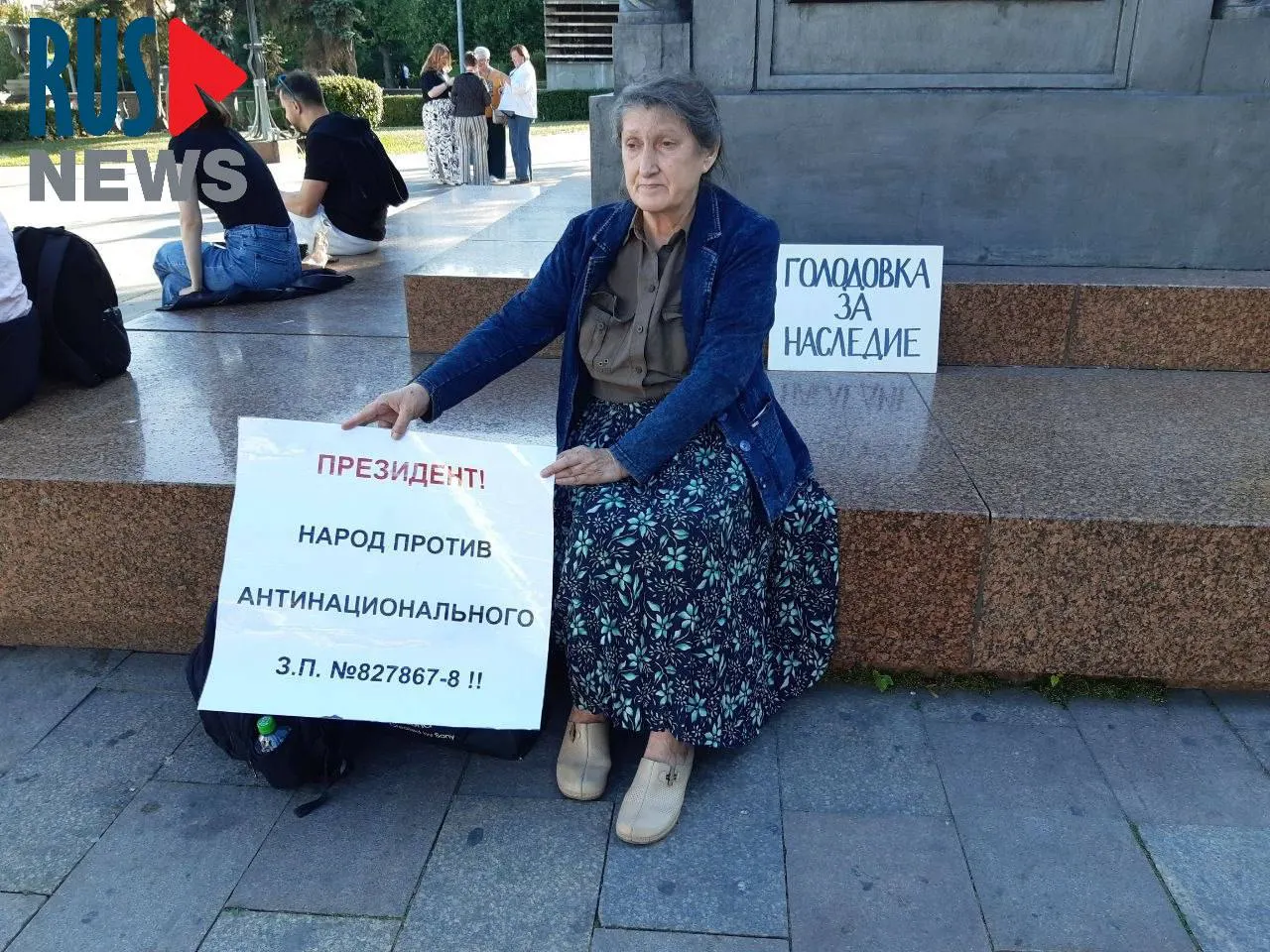 Наталья Шамина устроила голодовку у памятника Кириллу и Мефодию в защиту объектов культурного наследия; через час её задержала полиция и доставила в отделение.