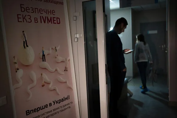 Депутаты приняли поправки в закон о ветеранах: вспомогательные репродуктивные технологии, включая ЭКО, станут бесплатными для вдов и жён ветеранов с инвалидностью. Суррогатное материнство и ряд сопутствующих процедур останутся за счёт пациенток.