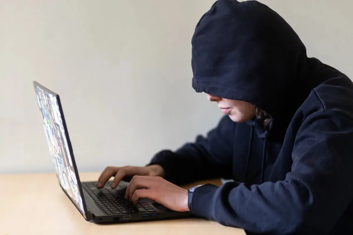 Проект закона предлагает запретить навязчивое преследование: слежку, ожидание у дома и на работе, звонки и сообщения, использование персональных данных. Документ направлен на оценку в правительство; при принятии закон может вступить в силу 1 января 2027 года.