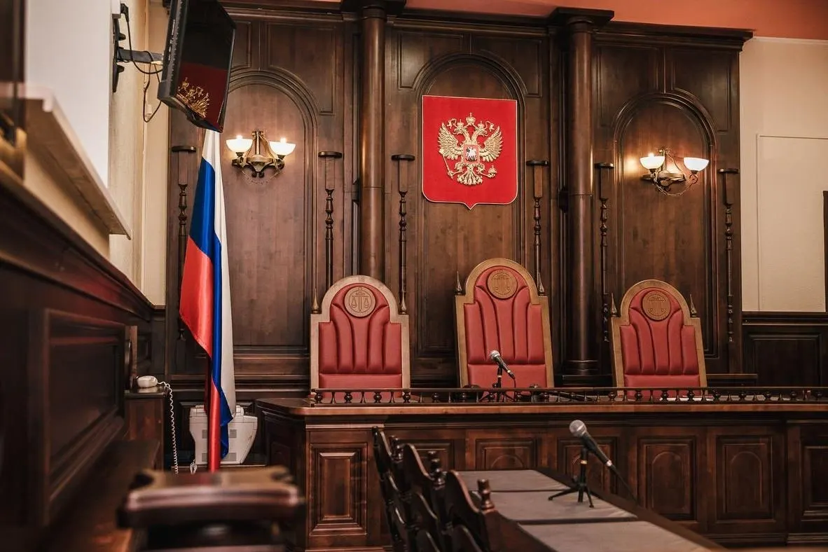 Проект Верховного суда предлагает позволить принимать на позиции специалистов аппаратов судов людей без высшего образования — выпускников юридических колледжей и студентов, освоивших не менее половины учебной программы, чтобы снять кадровый дефицит без дополнительных расходов бюджета.