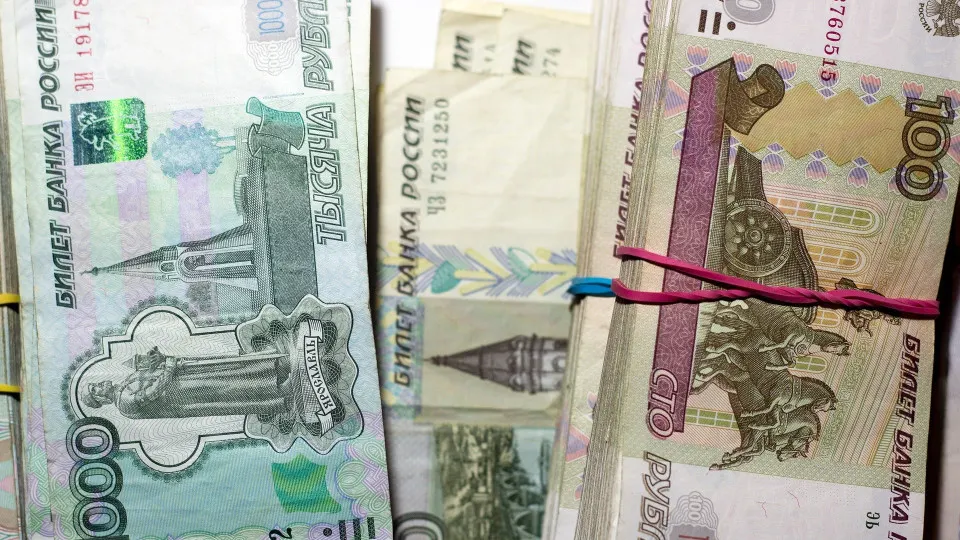 С 1 по 16 июля россияне забрали из банков наличность быстрее, чем в июне: рост наличного обращения составил 513 млрд рублей. Это усиливает давление на ликвидность банков и повышает риски для стабильности системы.
