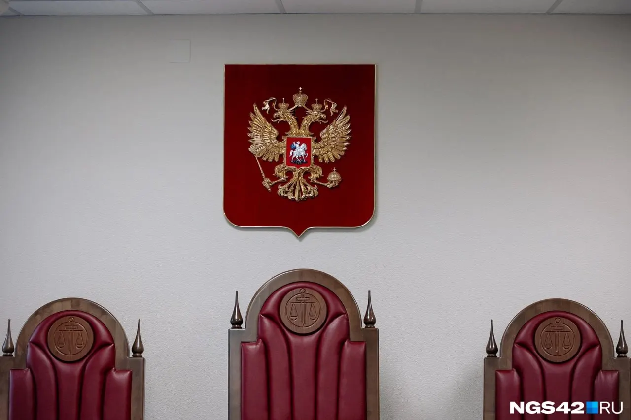 Двоe жителей Юрги признаны виновными в издевательствах над похищенным 13-летним мальчиком и заражении его ВИЧ; другой участник дела погиб во время СВО.