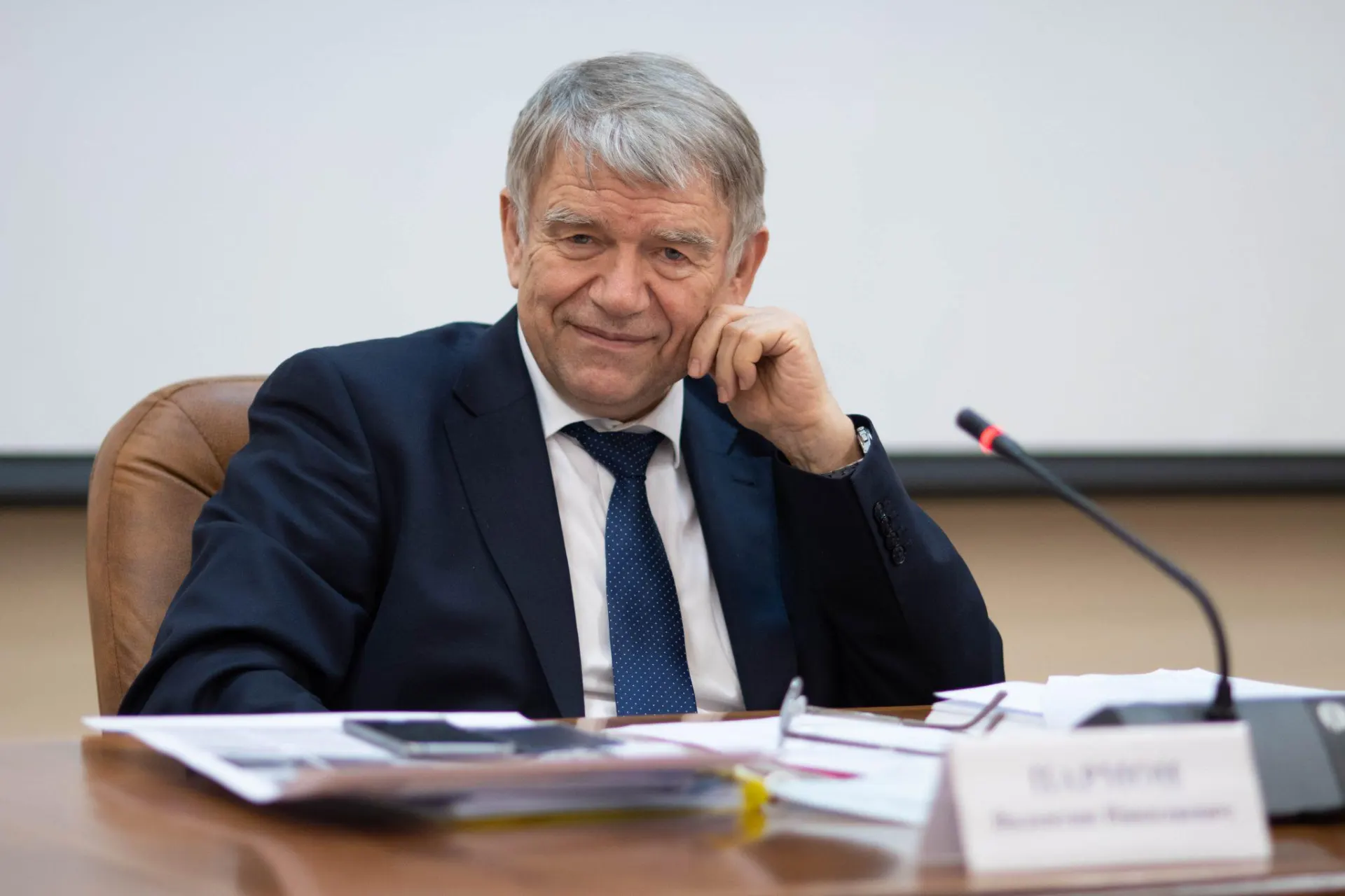 Кемеровский кассационный суд отменил решения нижестоящих судов о дисквалификации председателя СО РАН Валентина Пармона. Дело передано на новую подведомственность, возможно, и приказ об увольнении также будет пересмотрен.