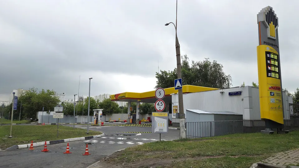 Из-за ударов по НПЗ и кризиса на рынке топлива в стране сотни заправок закрываются на ремонт и переоборудование; дефицит топлива вызывает лимиты продаж и рост цен.