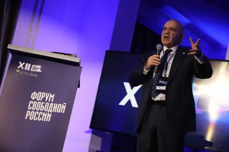 Форум свободной России охарактеризовал грядущие выборы в Госдуму как фарс и подчеркнул отсутствие реальной конкуренции, указывая на регистрацию списка партии «Яблоко» и участие различных политических фигур.