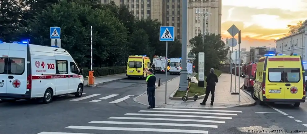 Вечером 1 августа в ресторане на Кудринской площади прогремел взрыв. Погибли несколько человек, следствие рассматривает версию теракта и возможную попытку покушения на главнокомандующего ВКС Александра Чайко; для генерала ранее вводились санкции.