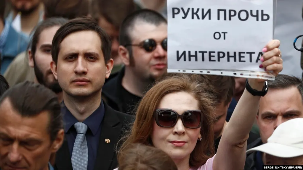 Регулятор ограничил доступ к IP‑адресам десятков сервисов обхода блокировок; эксперты и пользователи оценивают последствия для интернета и свободы доступа.