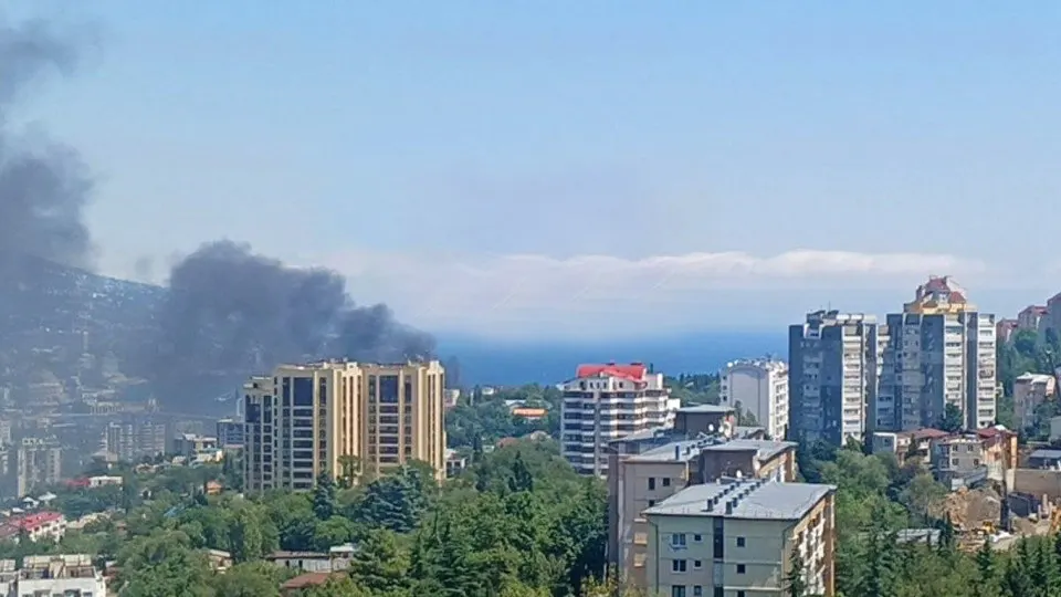 Украина нанесла удары по побережью Ялты с применением морских и воздушных дронов; после инцидента набережная вспыхнула, власти призвали жителей к эвакуации.