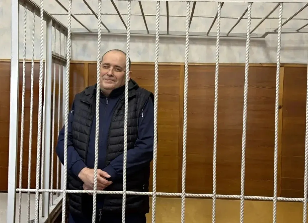 После суда бывший чиновник по ЖКХ признан виновным во взятках; общий срок составит 14 лет колонии и крупные штрафы.