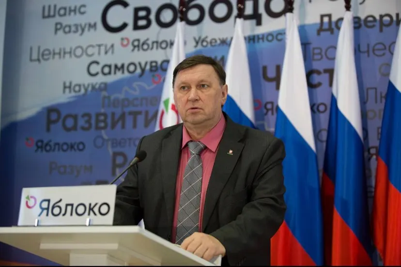 В столичных и уральских судах вынесли решения по регистрации оппозиционных кандидатов и демонстрации символики накануне выборов. Партия «Яблоко» столкнулась с арестами и административными мерами.
