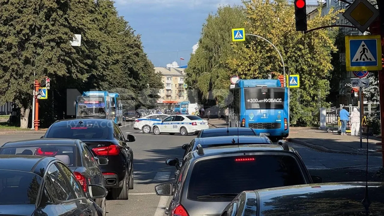 В столице региона поступили уведомления об угрозах; оперативники проверяют больницы и социальные учреждения, информация об эвакуации уточняется.