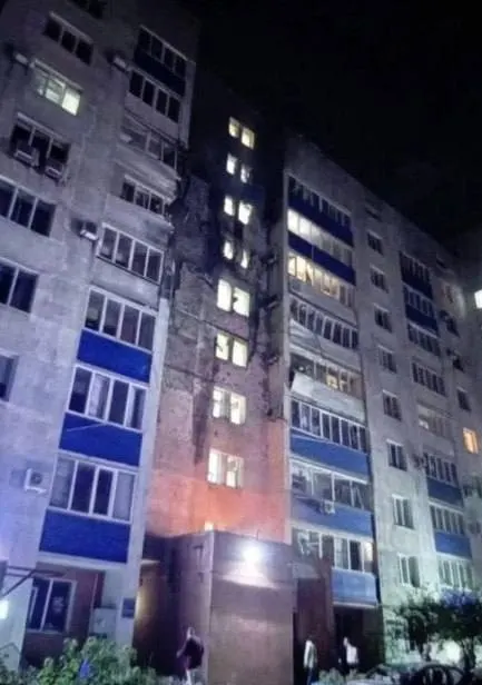 За ночь над регионами России ликвидировано 516 беспилотников; повреждены порт Усть-Луга и жилой дом в Новокуйбышевске; продолжают работу экстренные службы.