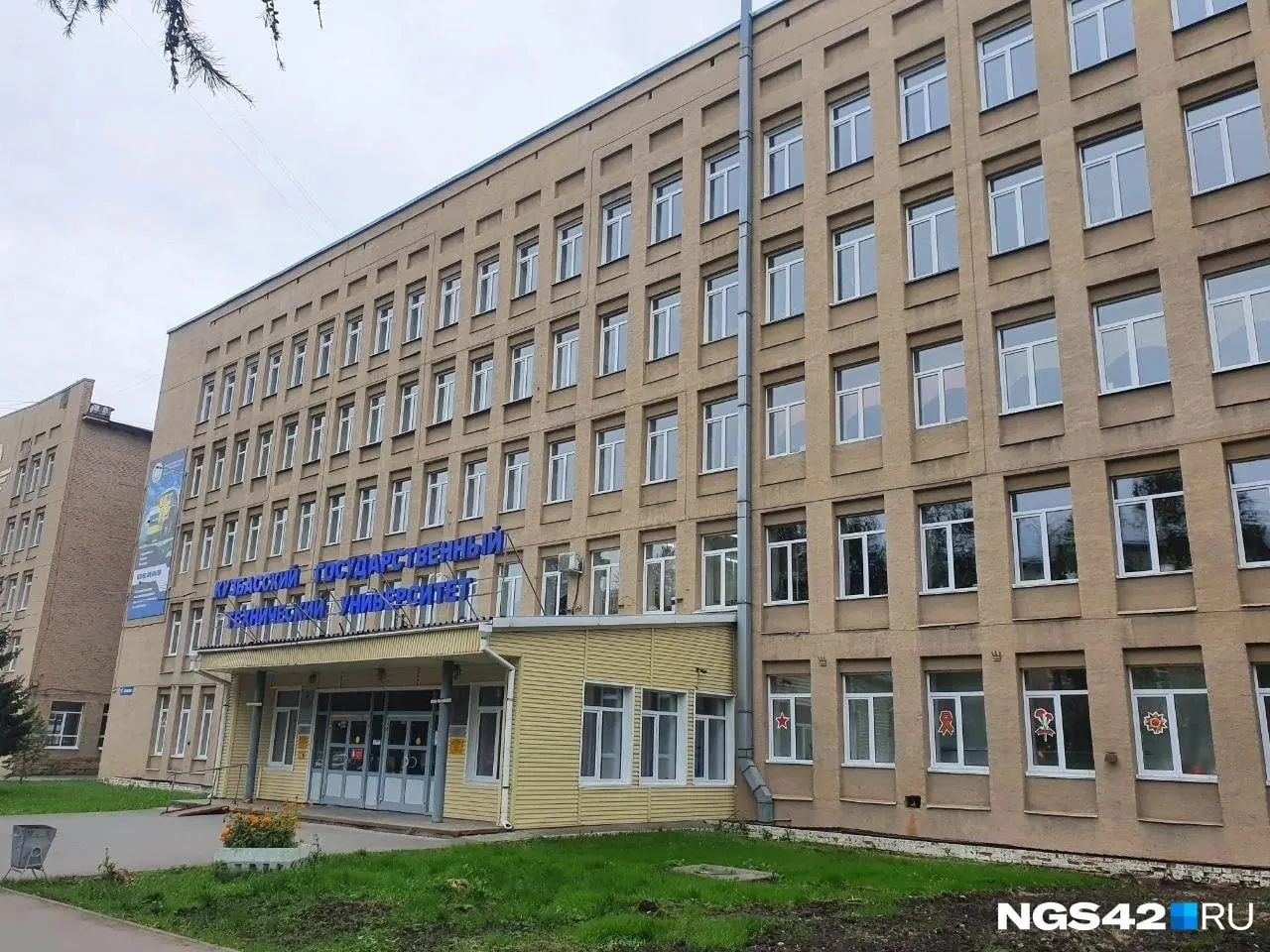 Студентов, преподавателей и посетителей выводят из вузов региона из-за массовых сообщений о минировании; в экстренные службы поступили заявления о заложенных бомбах.
