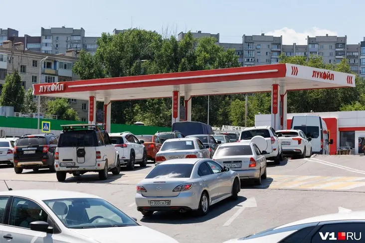По данным властей, на заправках Кузбасса осталось около 4,4 тысячи тонн бензина АИ-95; доступ к топливу регулируется для отдельных категорий граждан.