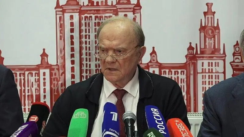 Лидер КПРФ Геннадий Зюганов заявил, что без смены курса Россия продолжит экономическое и технологическое отставание; он указал на рост тарифов, падение рождаемости и дефицит пенсий, влияющие на жизнь граждан.
