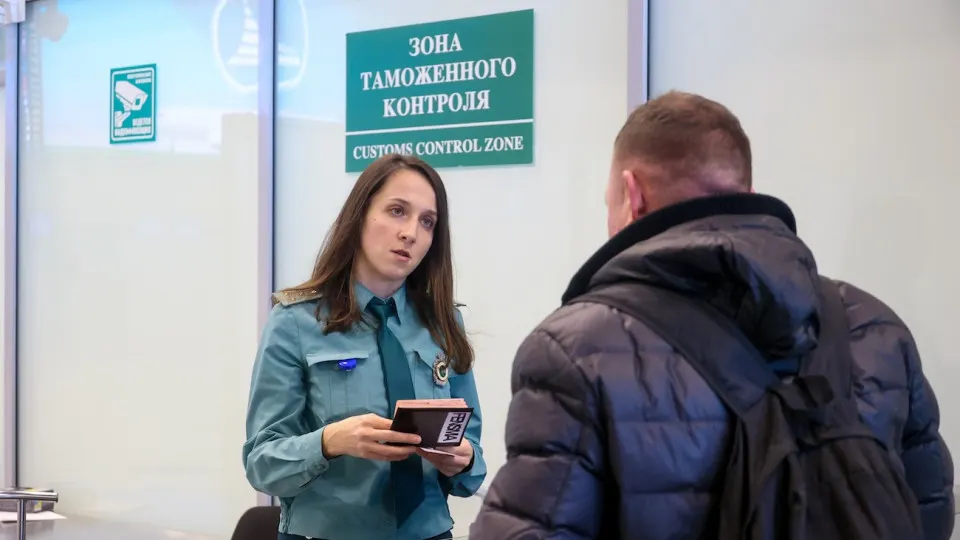 Новый указ ограничивает вывоз драгоценного металла и наличных за пределы страны и вводит усиленный контроль со стороны таможни и банков.