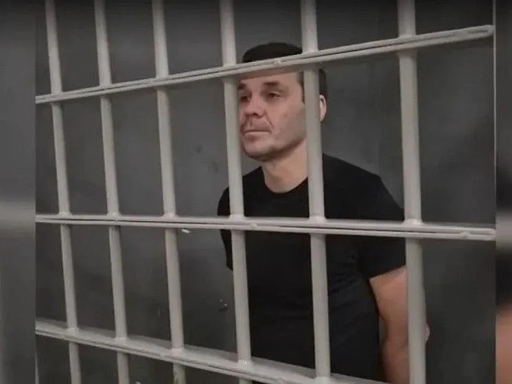 Краснодарский краевой суд вынес наказание гражданину России и Швеции за госизмену: 14 лет колонии строгого режима, два года ограничения свободы и штраф 200 тысяч рублей; дело также касается денежных переводов ВСУ и последовавших арестов.