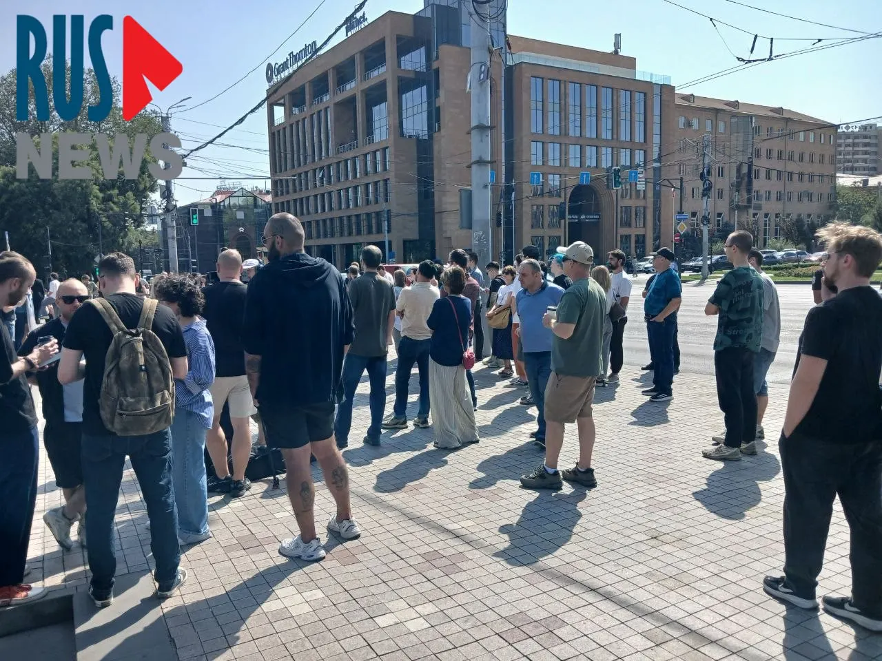 У посольства России в Ереване к полудню образовалась длинная очередь из более чем тысячи желающих проголосовать; рядом проходит митинг активистов и правозащитников.
