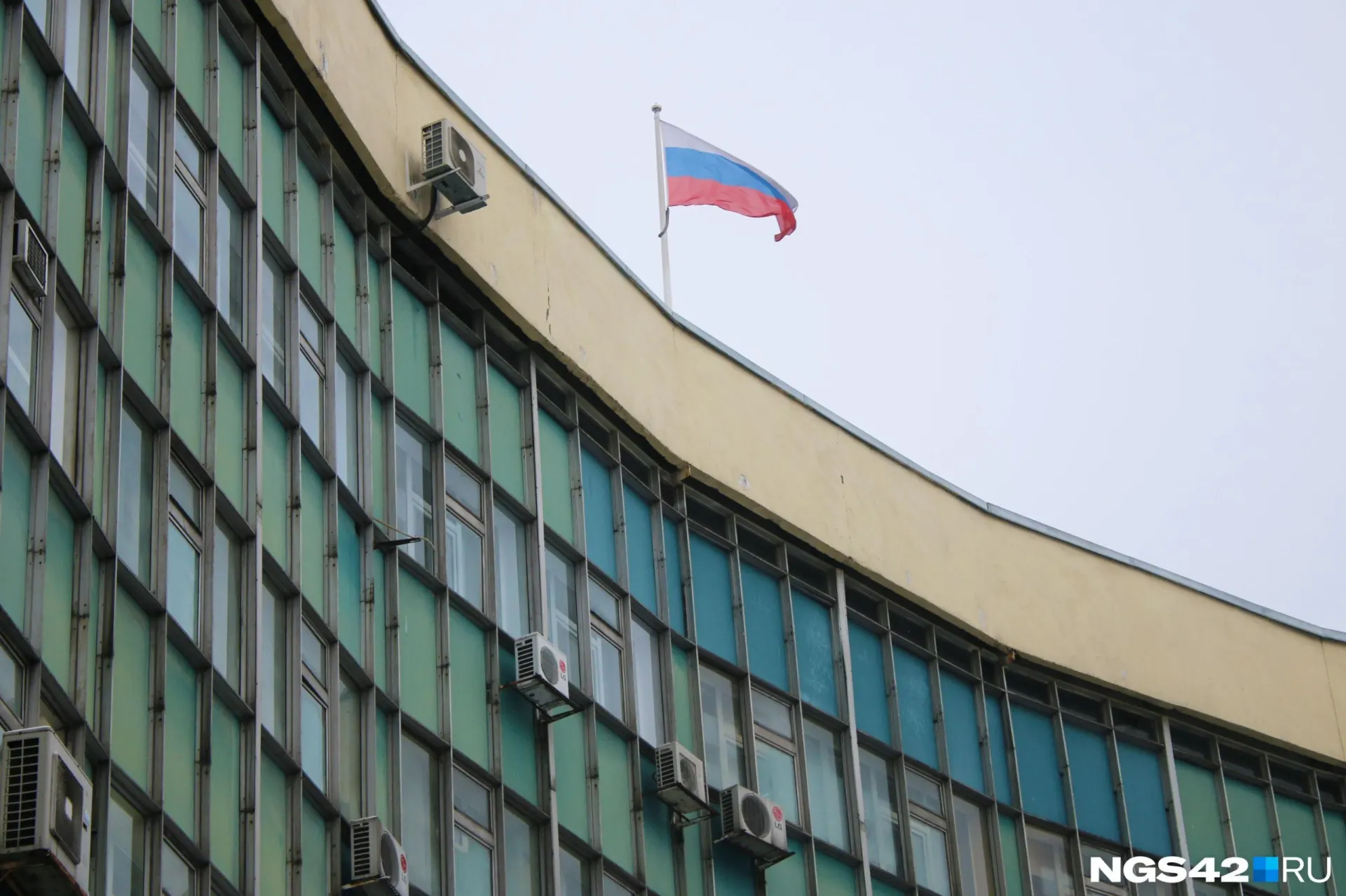 Депутаты горсовета обратились к губернатору региона с просьбой спасти бюджет города от краха, чтобы вовремя выплатить зарплаты, поддержать школы и транспорт.