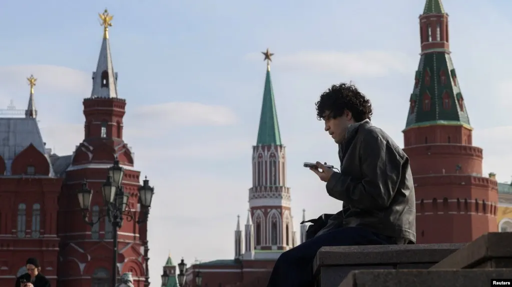 Законопроект предусматривает идентификацию несовершеннолетних в соцсетях и ограничение времени онлайн, с примерами зарубежной практики.