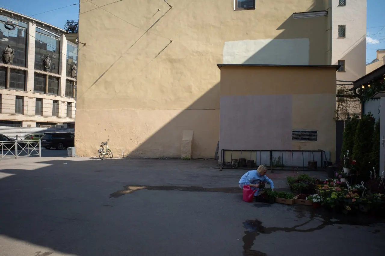 В Петербурге отменили фестиваль «Синие ночи», объявлен тендер на благоустройство сквера в Репино и отправили под стражу обвиняемого по делу о насилии над силовиком. В мире — удар по Старобельску с многочисленными жертвами, дрон упал в озеро Дридзис в Латвии и в список экстремистских материалов внесли книгу Бориса Вишневского.