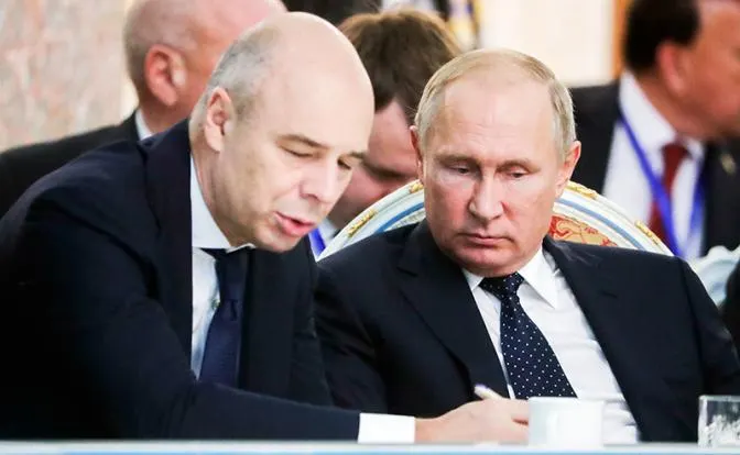 Глава Минфина заявил о «коррекции» бюджета-2026; дефицит достиг 5,9 трлн рублей. Власти обещают сохранить соцобязательства и оборону, но не уточняют, какие программы будут сокращены.