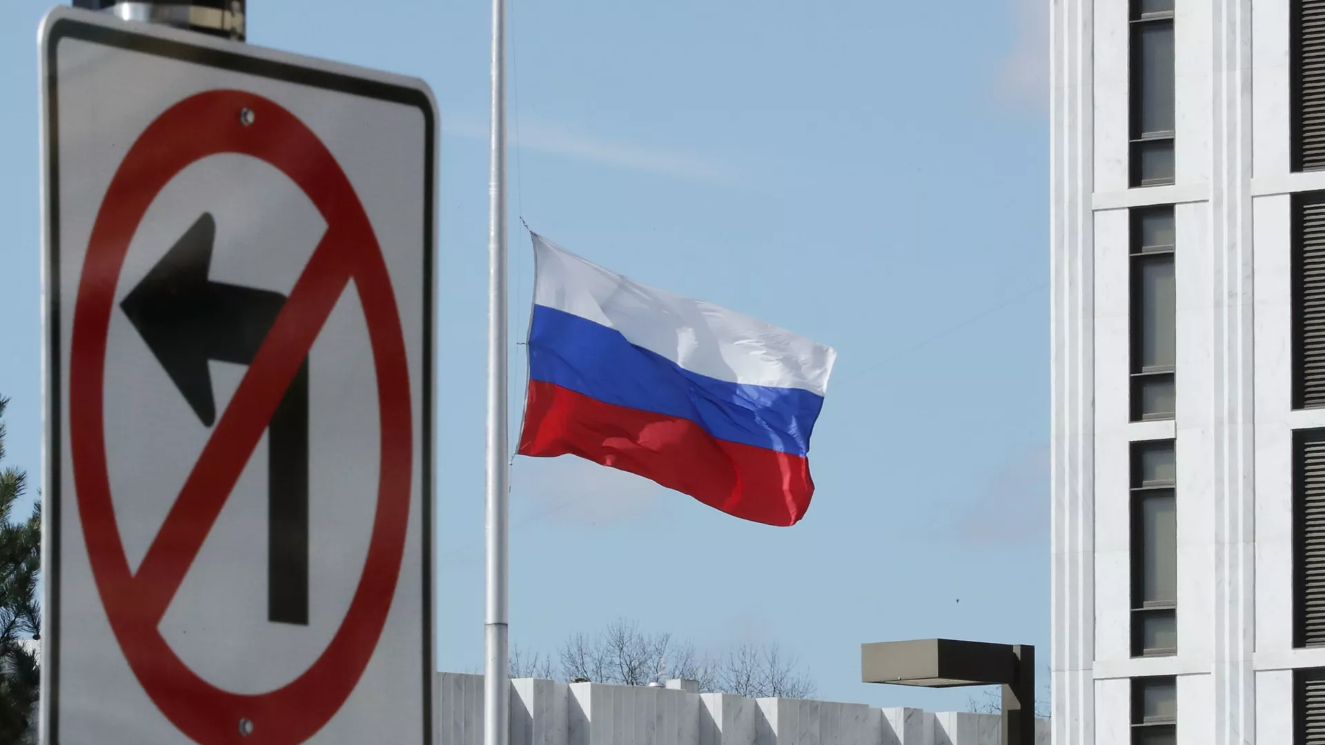 В обновлённый британский санкционный список вошли 63 физических и 22 юридических лица, в том числе руководители молодёжных организаций, сотрудники Агентства социального проектирования и несколько организаций, связанных с патриотическим воспитанием.