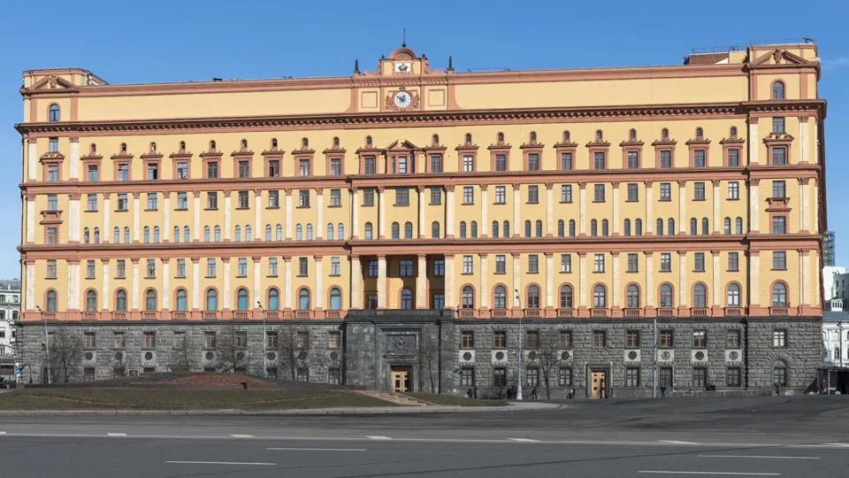 Руководитель Погранслужбы заявил, что Хельсинки и Таллинн устанавливают заграждения и меняют порядок пересечения границы, что создаёт риск осложнений и требует подготовки к разным сценариям.