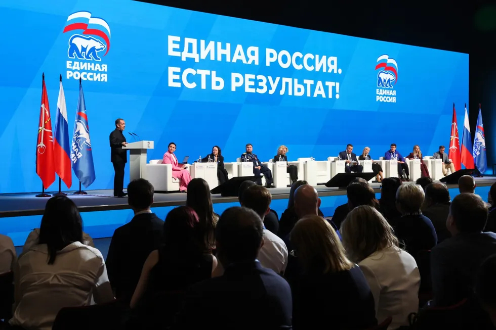 Политблок администрации президента попросил государственные и прокремлевские издания избегать слова «запрет» в заголовках и переводить акцент на «позитивные» инициативы единороссов. Журналисты жалуются, что это мешает донести важную информацию до читателя.