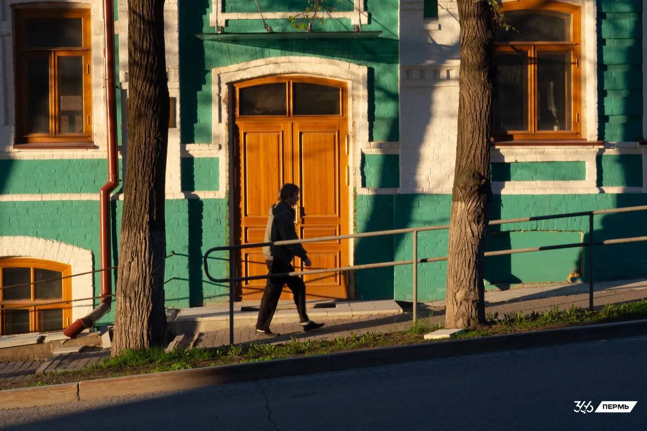 Краткий обзор ключевых событий: рост цен на дизель, спад в грузоперевозках, обсуждения добровольной «защиты неба», пострадавший администратор с проблемами слуха, планы Минздрава по сокращению больничных и прогноз дождя.
