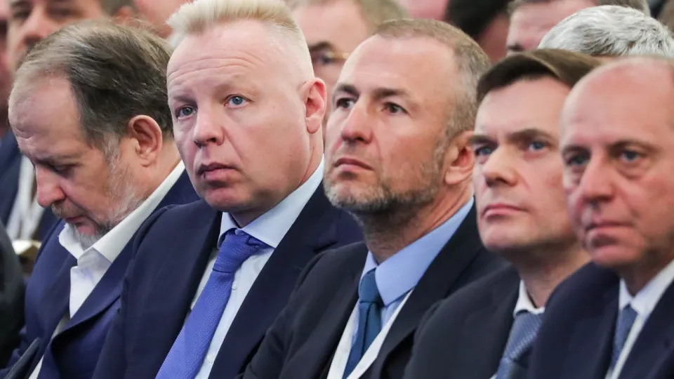 Крупное бизнес‑объединение предложило ограничить публикацию материалов по искам, связанным с последствиями санкций. Инициативу поддерживает Минюст, но ей противостоит Минэкономразвития из‑за рисков для прозрачности и инвестиционного климата; кроме того, обсуждается освобождение «бумажных» взысканий от налогообложения.