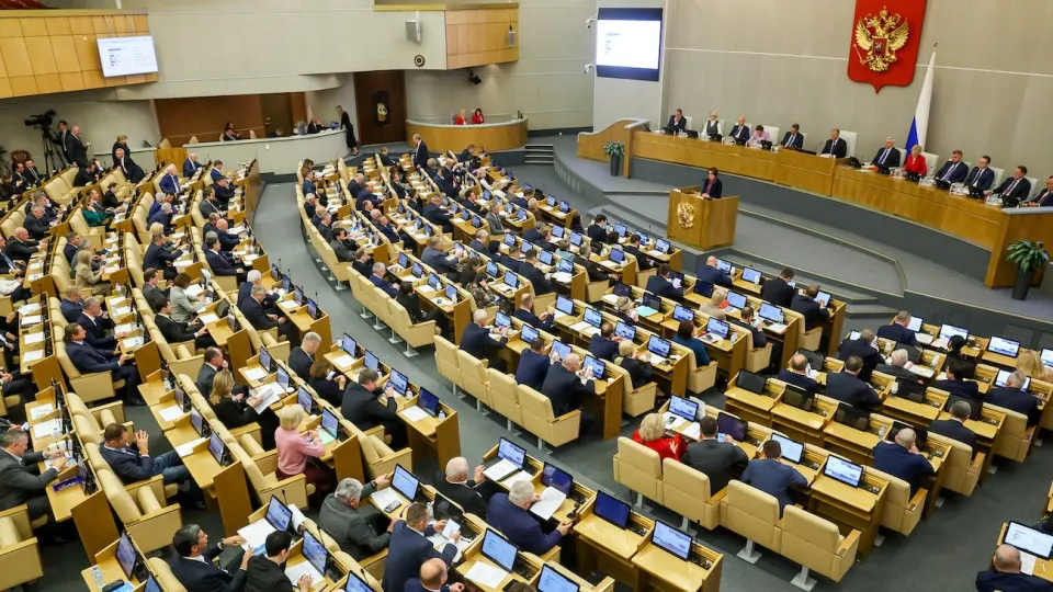 Парламент принял поправки, позволяющие арестовывать активы россиян, проживающих за границей, за политические и общественные действия; дела будут рассматриваться в отсутствии человека, а размер ареста не будет соотнесён с суммой штрафа.