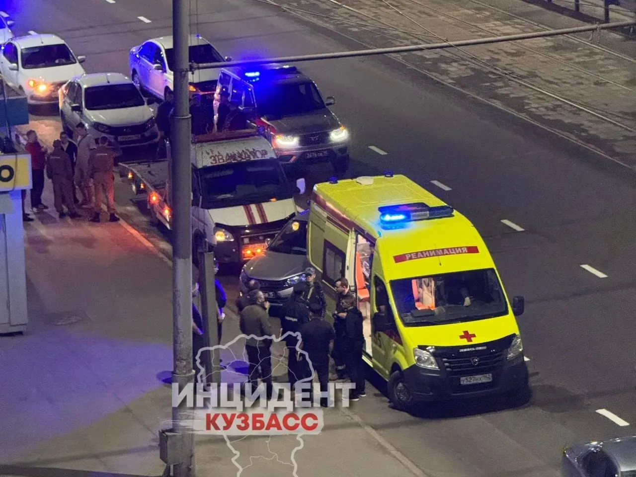На проспекте Ленина, рядом с Парком Ангелов, очевидцы сняли на видео мужчину, который стрелял из автоматического оружия. Подробности по инциденту уточняются.