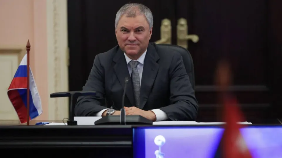 Спикер Госдумы предупредил, что атаки с применением западных систем и спутниковых сервисов по гражданским объектам могут привести к ответным мерам с применением «безследного» оружия; он поручил подготовить призыв к зарубежным парламентам. Одновременно продолжились удары и ответные операции вокруг Киева.