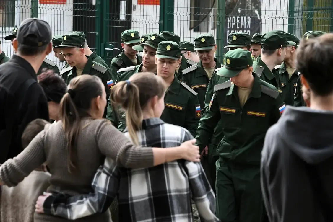 Группа из свыше 450 женщин оспаривает в судах поправки, которые лишили их права на государственные выплаты при отсутствии общего несовершеннолетнего ребёнка с погибшим; первый иск уже поступил в Верховный суд.