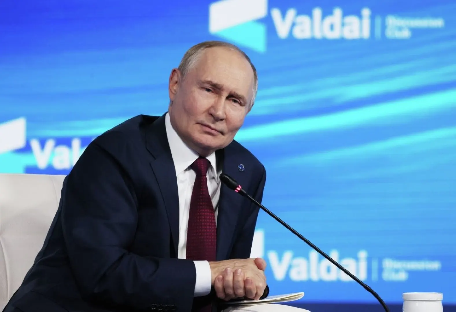 Международный уголовный суд постановил, что государства, ратифицировавшие Римский статут, при приглашении Владимира Путина на переговоры обязаны исполнить ордер на его арест. Исключение — переговоры, организованные ООН в рамках соответствующих процедур.
