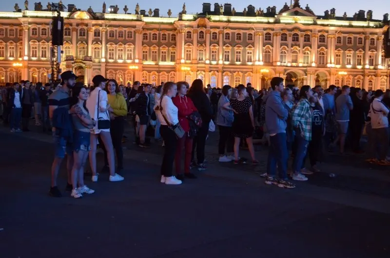 Ночью 27–28 июня в Санкт‑Петербурге пройдёт «Алые паруса» для около 66 тысяч выпускников; федеральные власти утвердили 300 приоритетных образовательных программ и увеличили число бюджетных мест; в Смоленске с 26 по 28 июня запланированы мероприятия ко Дню молодёжи.