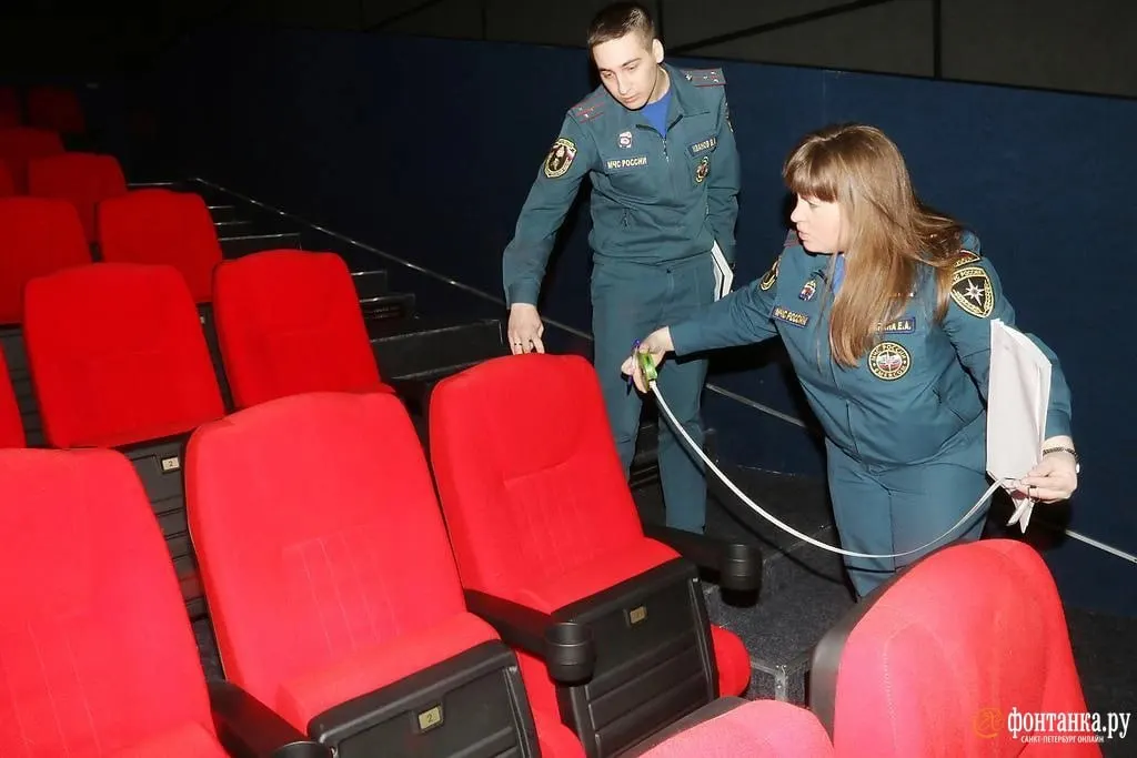Пожар в кинотеатре «Юбилейный» в Центральном районе: до приезда спасателей из здания вывели более 150 человек, среди них свыше 100 детей. Информация уточняется.