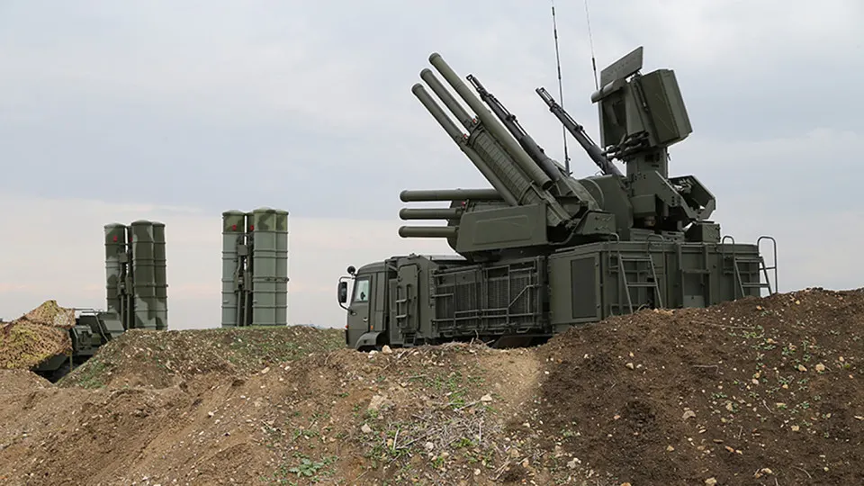 Сообщается, что новая система радиоэлектронной борьбы «Волна Купол Гарант» способна глушить каналы спутниковой связи Starlink на территории до 20 квадратных километров. О её принципе работы, первых применениях и ответных мерах властей — в материале.