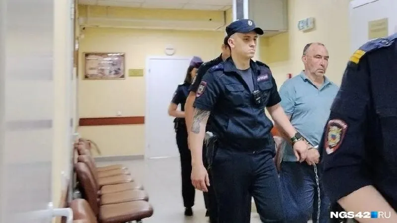 Мужчину отправили в СИЗО на время расследования — суд признал его потенциально опасным. В сети появились кадры с судебного заседания.