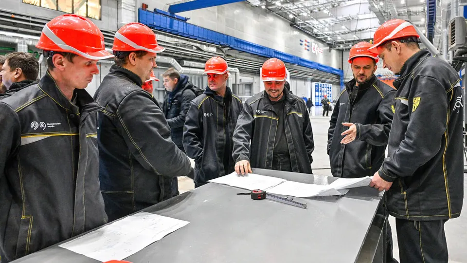 Опрос OMI показал, что 38% трудящихся вынуждены работать сверхурочно (в среднем 7 часов в неделю). Лишь четверть получает полную компенсацию; годовой лимит сверхурочных недавно удвоен до 240 часов.