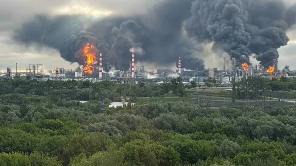 Утром 18 июня беспилотники атаковали Московский нефтеперерабатывающий завод и населённые пункты Подмосковья и Ростовской области: есть погибшие, раненые и разрушения; силы ПВО сбили около 180 дронов.